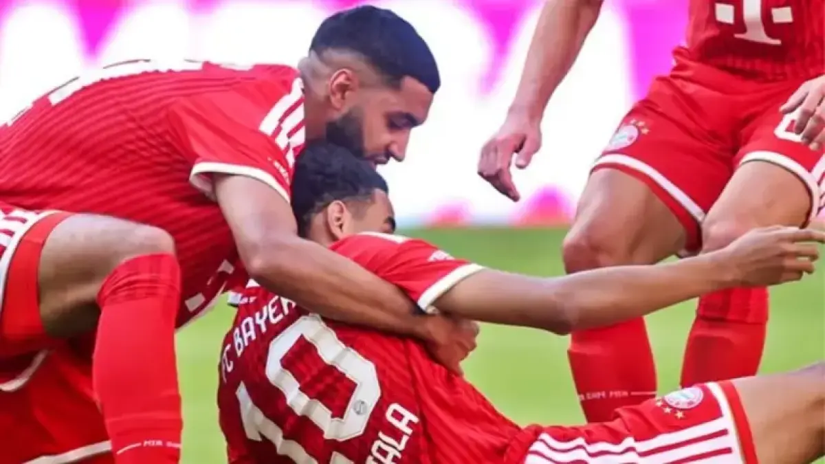 Jamal Musiala sempat pingsan dan terlihat limbung saat Bayern Munchen mengalahkan RB Leipzig 3-1. Pemain asal Jerman itu kemudian dipastikan baik-baik saja setelah mendapat penanganan medis. (Instagram/@tefzon_fantasy)