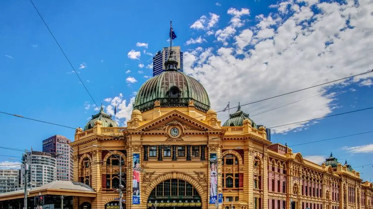 “Ketemu di bawah jam.” Kalimat sederhana ini sudah menjadi bagian dari kehidupan warga Melbourne selama lebih dari satu abad. Di Flinders Street Station, jam keberangkatan kereta berubah menjadi ikon kota. (Pinterest)