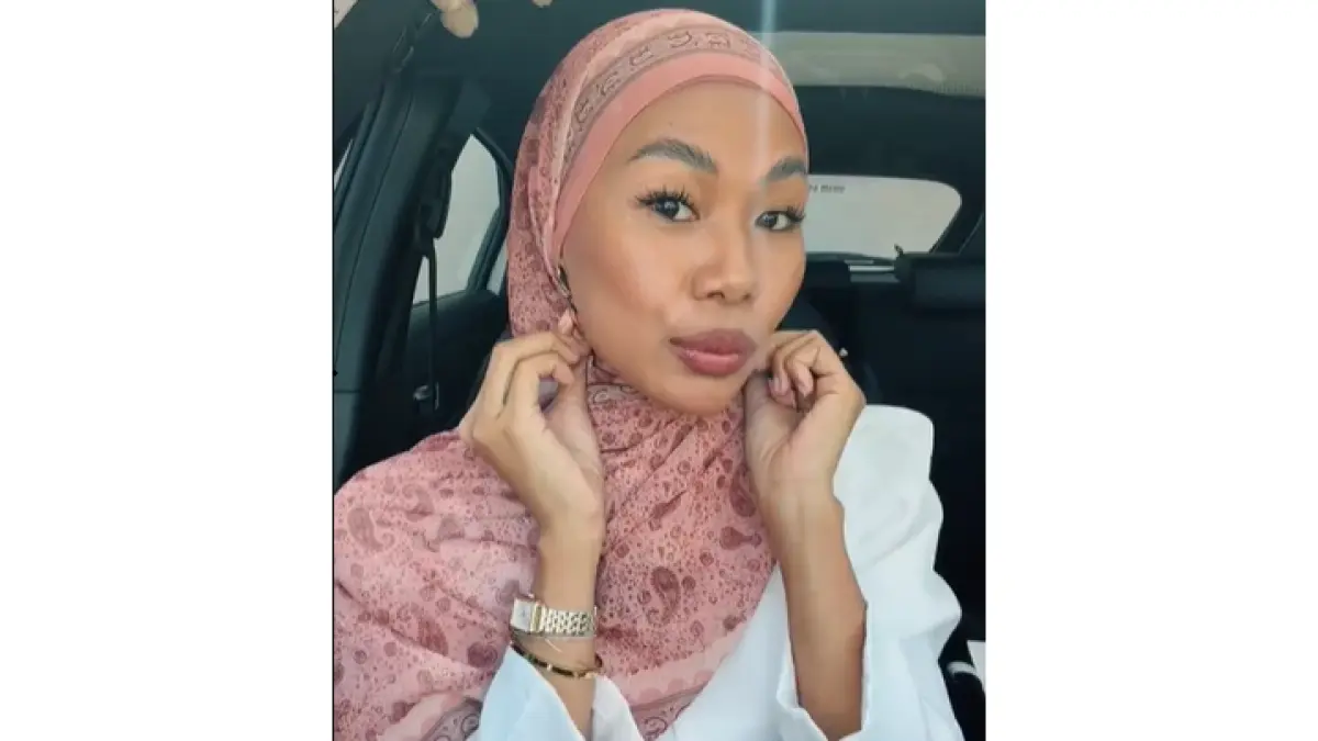 Madam Anna berhijab. (tiktok/@annamadani)