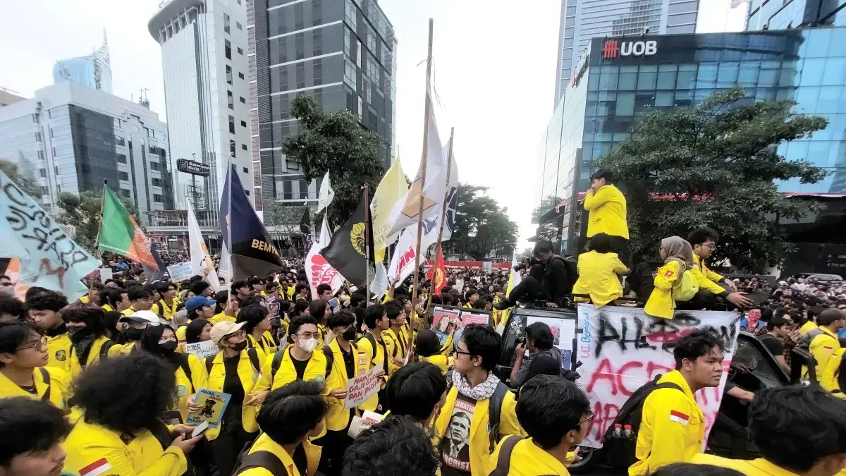 Sebanyak 1.000 mahasiswa dari BEM UI dan aliansi mahasiswa lainnya kembali dicegat di depan Gedung UOB, Jalan M.H. Thamrin, Jakarta Pusat, Selasa (18/8). (Ryandi Zahdomo/JawaPos.com)