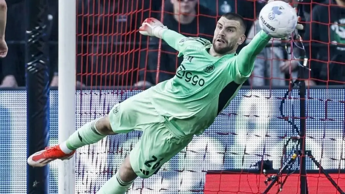 Aksi Maarten Paes bersama Ajax. (Instagram Maarten Paes)