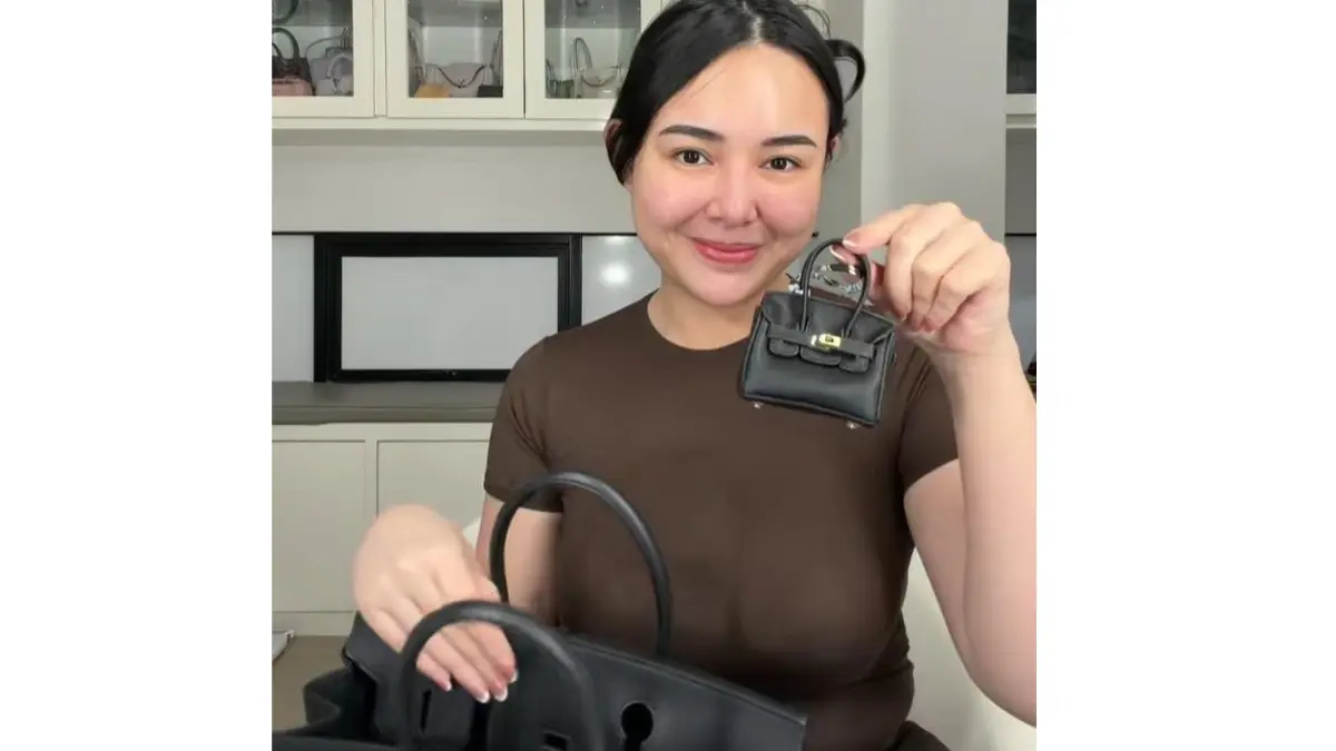 Amanda Manopo Unboxing Isi Tas. (Tiktok amandamanopoaustin)