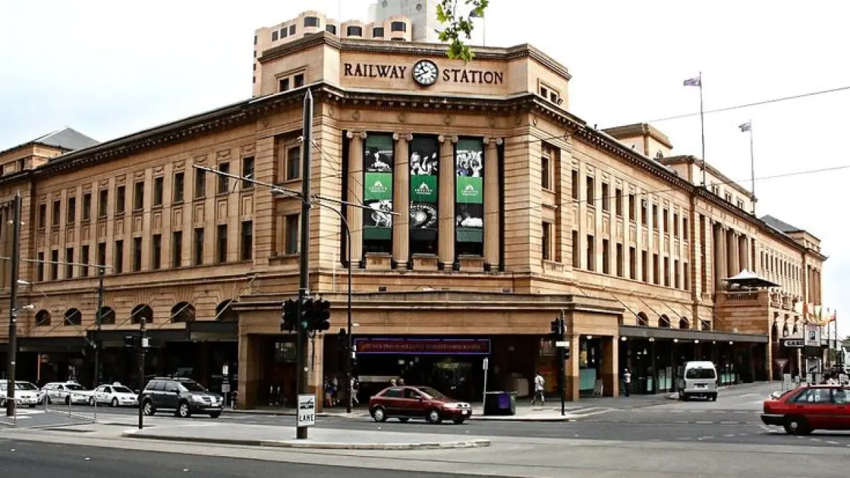 Dulu tempat orang menunggu kereta, sekarang menjadi kasino. Adelaide Railway Station Australia punya sejarah yang tidak biasa: bangunan stasiun bersejarahnya berhenti digunakan sebagai terminal kereta dan berubah menjadi Adelaide Casino. (Pinterest)