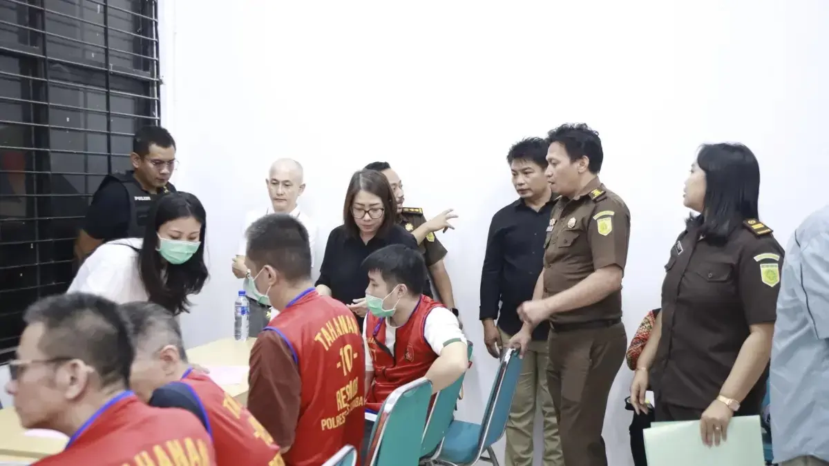Kejari Surabaya terima berkas dan tersangka kasus love scamming yang melibatkan 46 tersangka. (Foto: Kejari Surabaya)