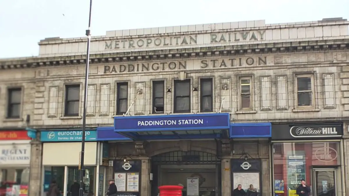 Nama Paddington Bear ternyata berasal dari nama stasiun kereta di London. Dalam ceritanya, seekor beruang dari Peru ditemukan di Paddington Station sebelum akhirnya menjadi salah satu karakter paling terkenal di dunia. (Pinterest)