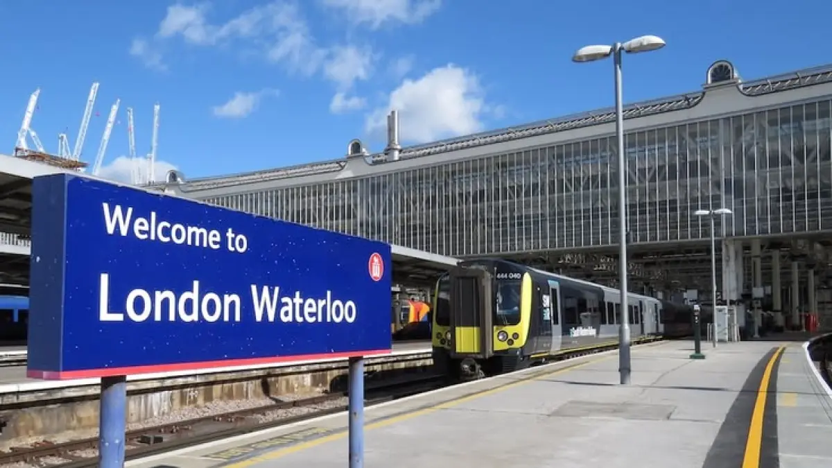 Namanya Waterloo, tapi stasiun ini tidak berada di lokasi Pertempuran Waterloo. Nama tersebut justru diambil dari kemenangan atas Napoleon—sebuah pertempuran di Belgia yang kemudian diabadikan di jantung London. (Pinterest)