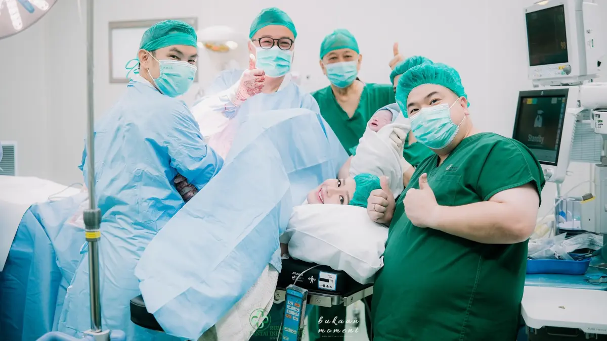 Nex Carlos dan Vienesca Laurencia bersama tim medis mengabadikan momen bahagia di RSPIK usai kelahiran putra ketiga mereka, Leandro Oziel Limdyanto. (Instagram/@nexcarlos)