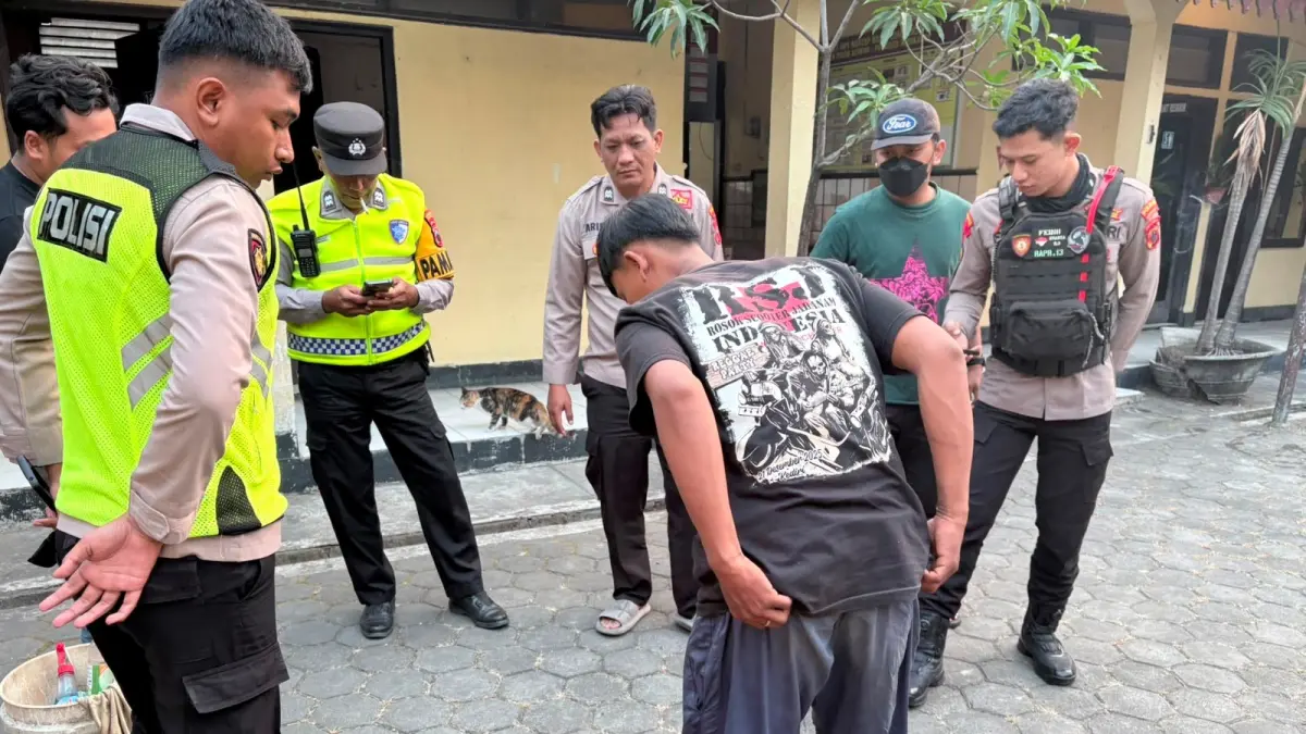 Pemuda berinisial MNH diamankan usai bikin onar di Masjid Shofa Pasar Kliwon Solo. Polisi temukan puluhan butir obat terlarang. (ANTONIUS C/RADAR SOLO)