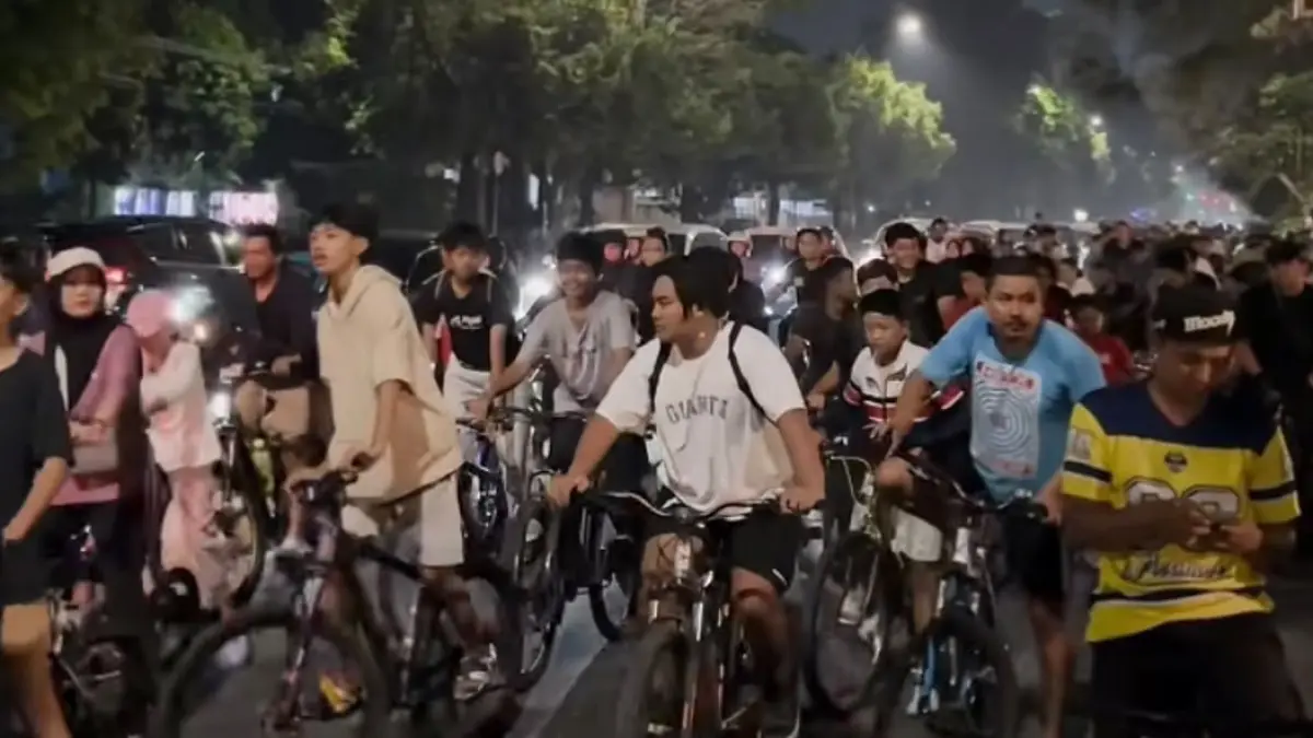 Rombongan peserta Solo Last Friday Ride (SLFR) menyusuri jalanan Kota Solo pada Jumat malam.(Tiktok/@Soloinfo_official)
