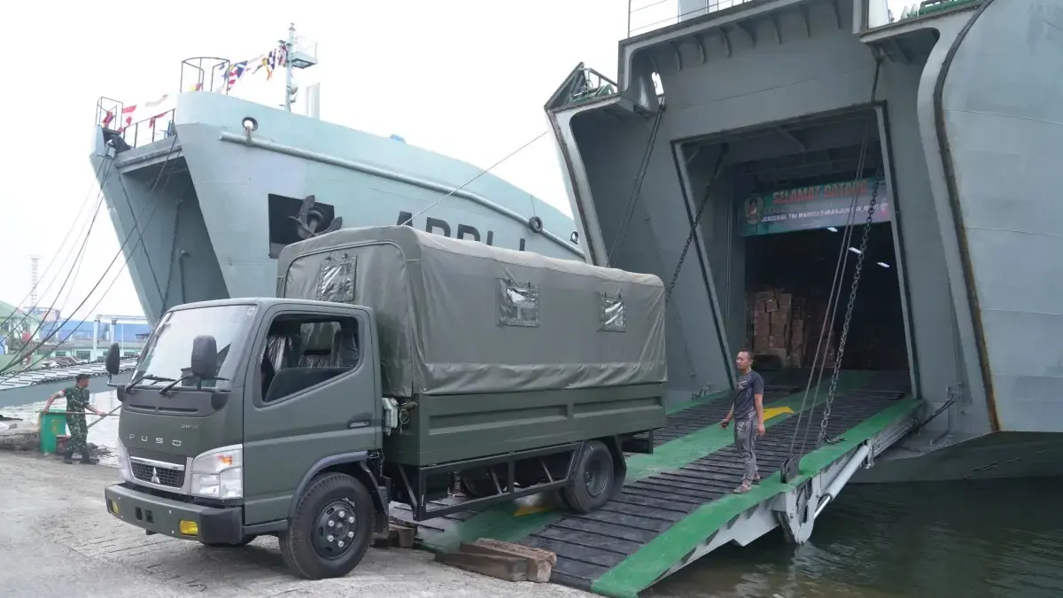 TNI AD mengerahkan kapal rumah sakit ke lokasi terdampak bencana alam di NTT. (TNI AD)
