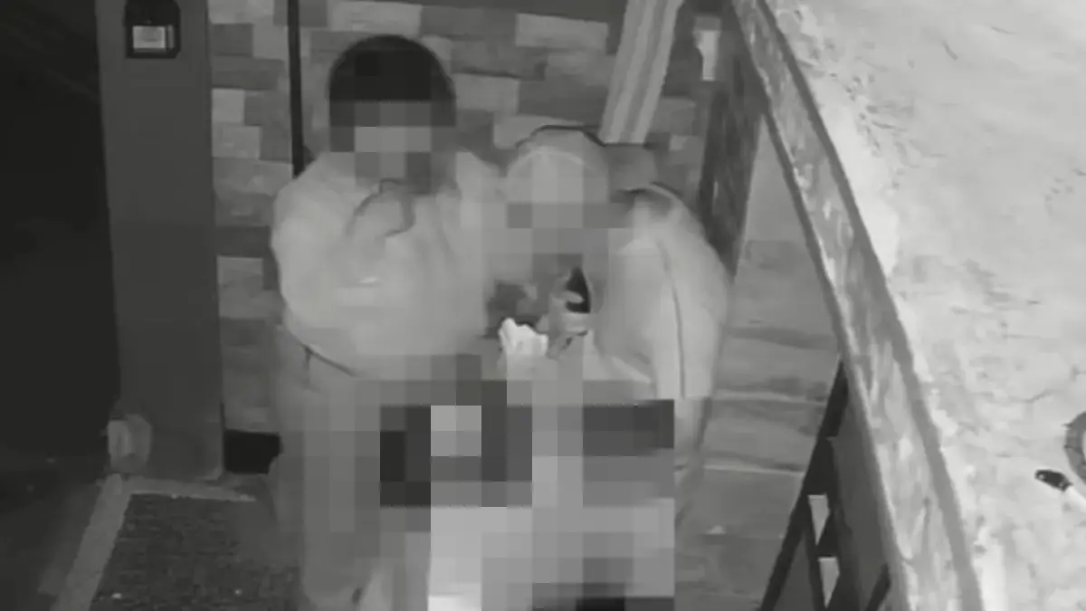 Tangkapan layar rekaman CCTV yang memperlihatkan dua perempuan dan seorang pria warga negara asing (WNA) di depan rumah warga di wilayah Kuta Utara, Badung. Ketiganya diduga melakukan perbuatan asusila di tempat umum, peristiwa terjadi Kamis (20/8) dini hari.(Istimewa)