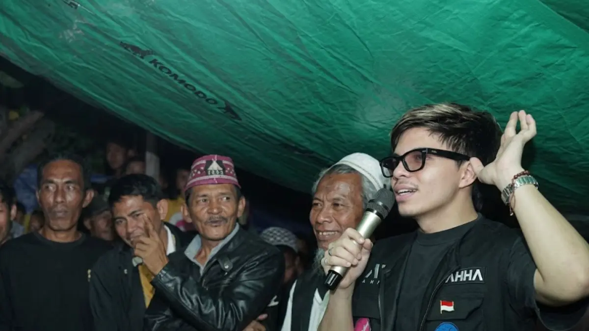 Atta Halilintar bersama korban bencana gempa NTT. (Instagram/@attahalilintar)