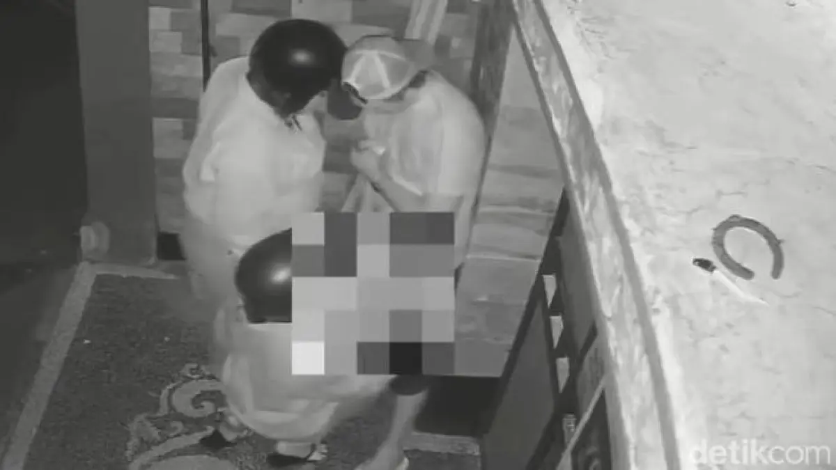 Bule & 2 Wanita Buron Usai Terekam CCTV Asusila di Garasi Warga Canggu Bali.