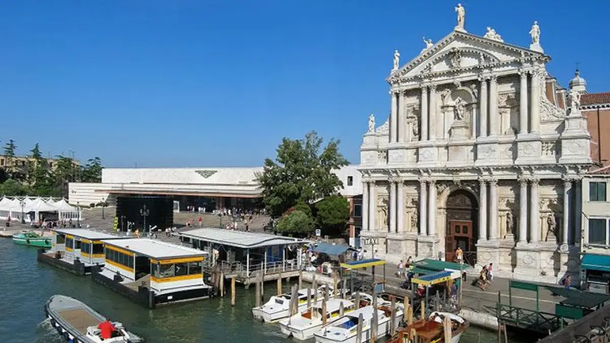 Di kebanyakan kota, keluar dari stasiun berarti bertemu jalan raya. Tapi di Venezia Santa Lucia, beberapa langkah setelah turun dari kereta, Grand Canal langsung menyambut dan perjalanan bisa dilanjutkan dengan perahu. (Italia Magazine)