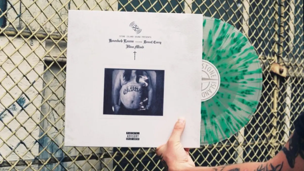 Foto vinyl dari band Knocked Loose yang berkolaborasi dengan Stone Island