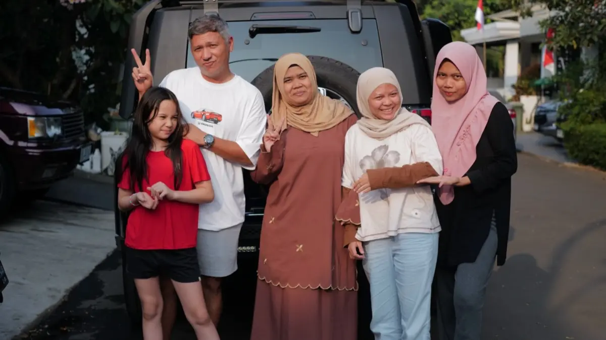 Gading Marten dan Gempi berfoto bersama asisten yang berpamitan dan asisten yang kembali membantu keseharian mereka. (Instagram/@gadiiing)