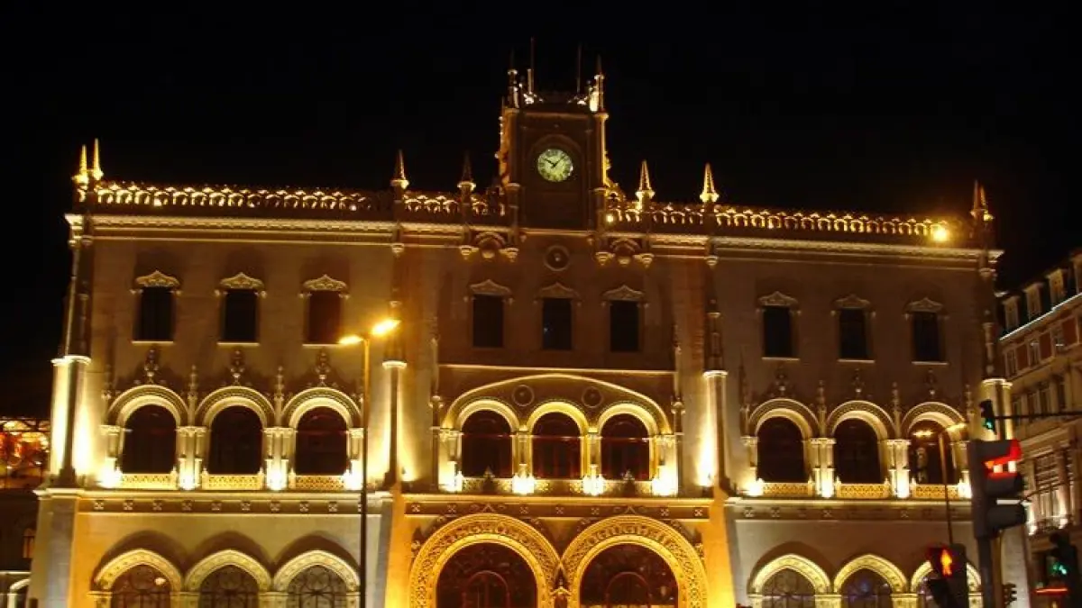 Kalau nggak ada papan nama, bangunan ini mungkin lebih mudah disangka istana daripada stasiun. Rossio Station di Lisbon terkenal dengan dua pintu masuk besar berbentuk tapal kuda dan arsitektur khas Portugal. (Pinterest)
