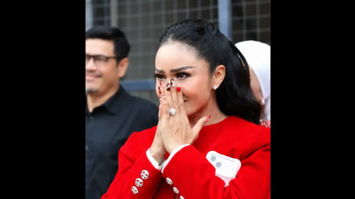 Krisdayanti yang tampak terharu menyaksikan putranya. (Tiktok/@)