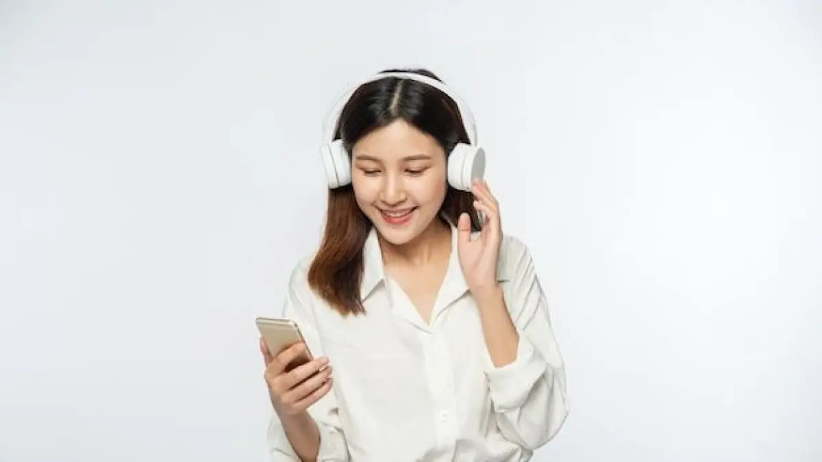 Mendengarkan lagu menjadi bagian dari keseharian anak muda.(pinterest)