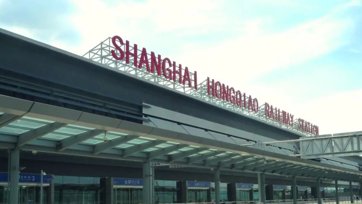 Dulu disebut “stasiun baru”, kini Shanghai Railway Station telah menjadi salah satu gerbang penting menuju kota terbesar di China. Dibuka pada 1987, stasiun ini menggantikan pusat kereta lama Shanghai dan terus berkembang hingga sekarang. (Shanghai Gov)