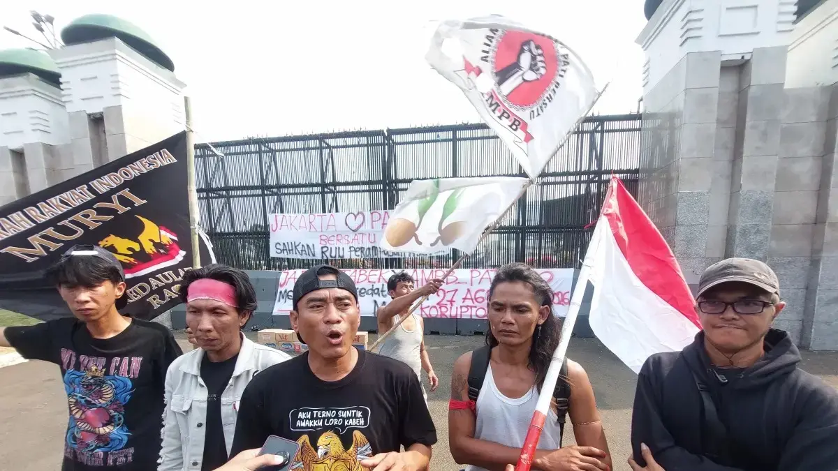 Tokoh aktivis AMPB, Supriyono atau yang akrab disapa Mas Botok, di depan gedung DPR RI, Jumat (21/8). (Ryandi Zahdomo/JawaPos.com)
