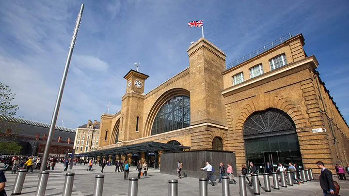 Platform 9¾ memang cuma ada di dunia Harry Potter. Tapi King