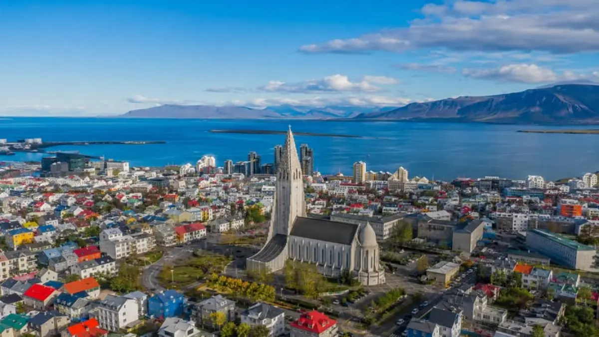 Di Reykjavík, panas dari dalam bumi bukan cuma untuk pemandian air panas. Energi geothermal juga membantu menghangatkan rumah dan menjadi bagian dari kehidupan sehari-hari warga kota. (Pinterest)
