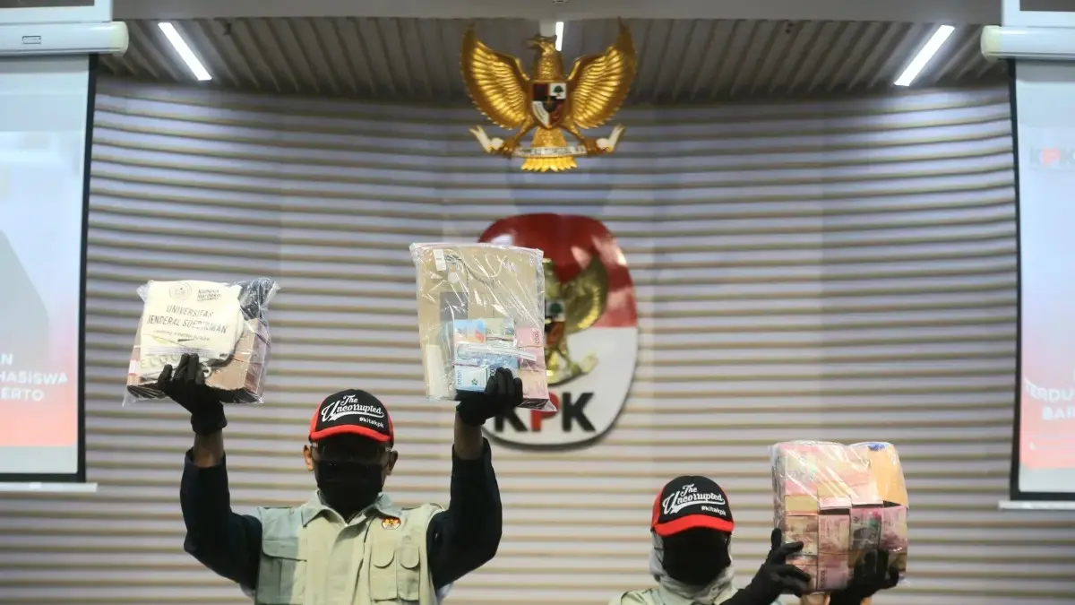Petugas menunjukkan barang bukti uang hasil OTT KPK yang menjerat Rektor Universitas Jenderal Soedirman (Unsoed) Purwokerto, Jawa Tengah, dalam konferensi pers di Gedung Merah Putih KPK, Jakarta, Jumat (21/8/2026). (Dery Ridwansah/ JawaPos.com)