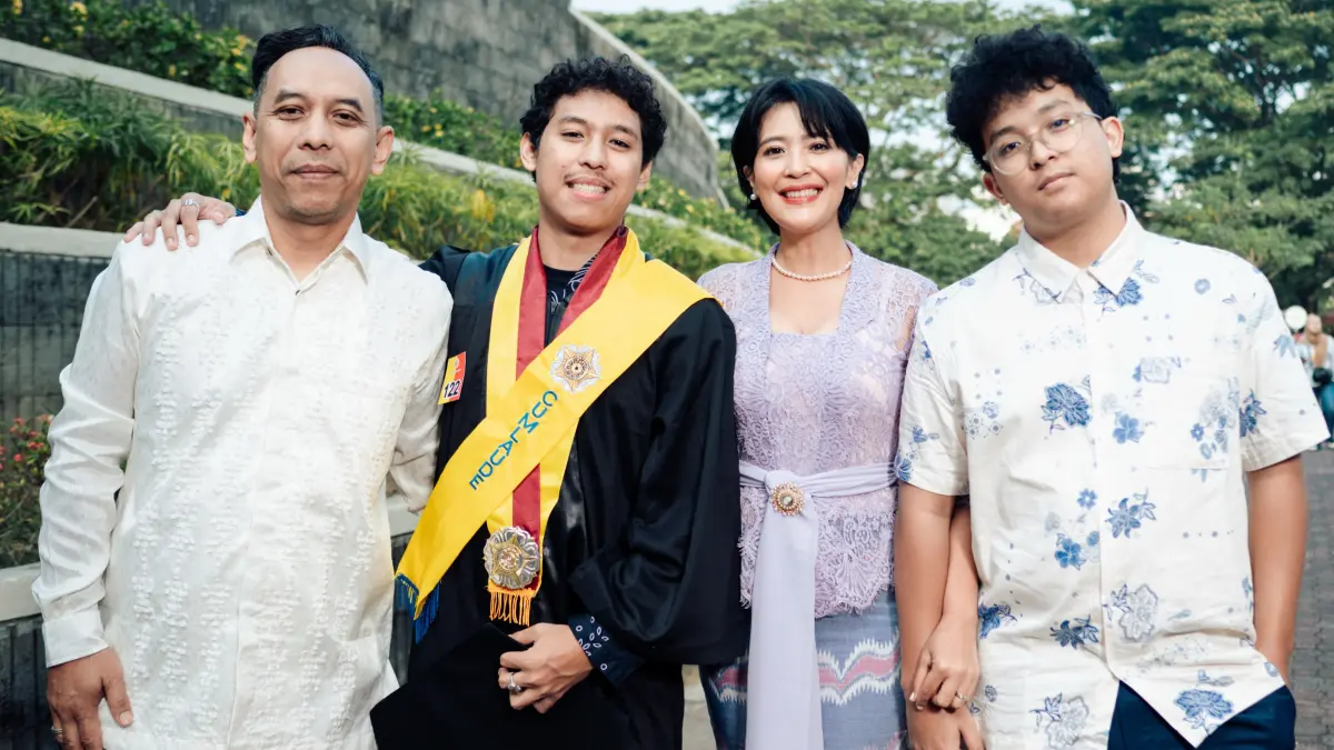 Pongki Barata bersama istri dan kedua putranya dalam momen kelulusan Rangga dari Fakultas Hukum UGM. (Instagram/@pongki_barata)