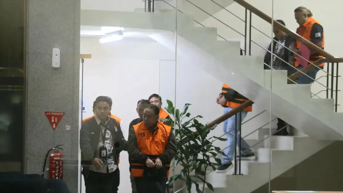 Rektor Universitas Soedirman (Unsoed) Akhmad Sodiq dan dan Wakilnya, Norman Arie Prayogo selaku Wakil Rektor III Bidang Kemahasiswaan resmi ditahan setelah terjaring operasi tangkap tangan (OTT) KPK, Jakarta, Jumat (22/8/2026). (Dery Ridwansah/ JawaPos.com)