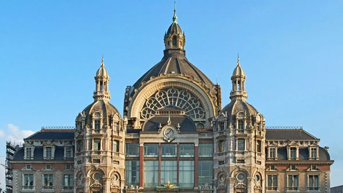 Bukan istana, bukan katedral, tapi stasiun kereta. Antwerpen-Centraal di Belgia dijuluki “Railway Cathedral” karena kemegahan kubah, marmer, dan arsitekturnya. Menariknya, jalur kereta modern justru dibangun jauh di bawah bangunan bersejarah ini.(Pinterest)