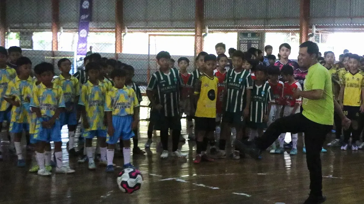 Pemimpin redaksi Radar Solo Kabun Triyatno melakukan kick off Elementary Futsal Fest Radar Solo 2026 di Futsal Center Singopuran, Kartasura, Sukoharjo, Sabtu (22/8/2026). (ARIEF BUDIMAN/RADAR SOLO)