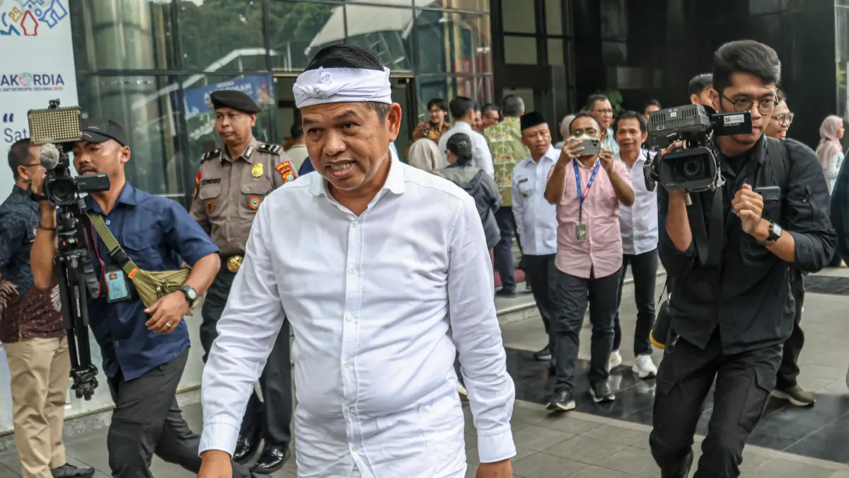 Gubernur Jawa Barat Dedi Mulyadi (tengah) keluar dari Gedung Merah Putih KPK, Jakarta, Kamis (11/12/2025). Dedi Mulyadi bersama jajaran di Pemerintah Daerah Jawa Barat melakukan koordinasi dan supervisi dengan Komisi Pemberantasan Korupsi terkait program penyelamatan aset negara, normalisasi sungai, dan pengawasan tata ruang di wilayah Jawa Barat. HANUNG HAMBARA/JAWA POS