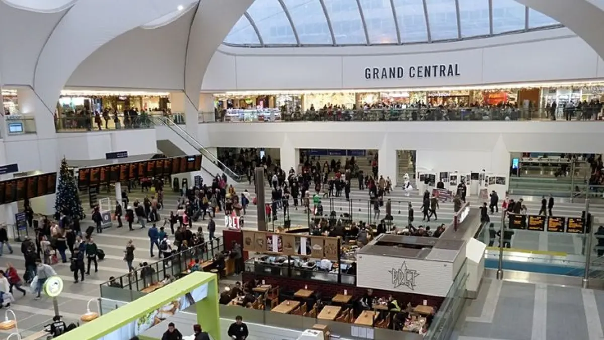 Birmingham New Street kini memiliki concourse luas dengan atrium besar yang membuat stasiun terasa lebih terang dan terbuka setelah pembangunan kembali. (Pinterest)