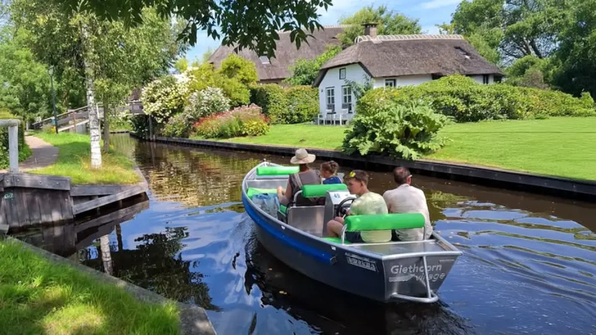 Di Giethoorn, kanal bukan cuma pemandangan. Air menjadi bagian dari kehidupan desa, sementara perahu, sepeda, dan jalan kaki menjadi cara untuk menjelajahi permukiman yang terkenal tenang ini. (Pinterest)