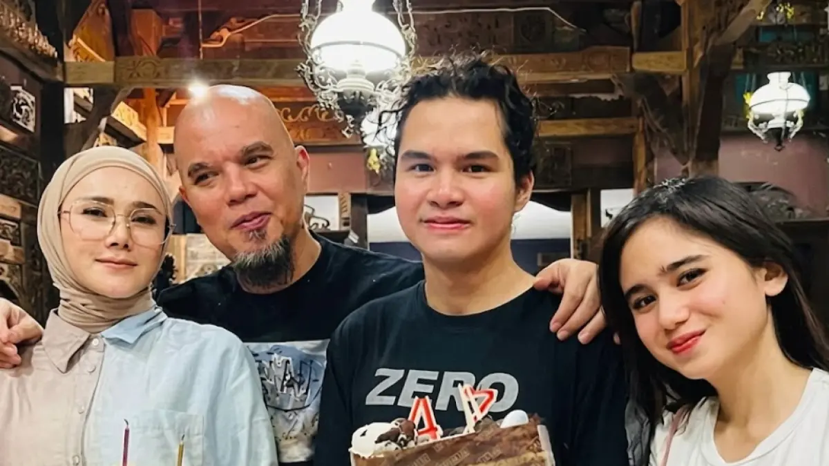 Keluarga Ahmad Dhani bersama Mulan Jameela, Dul Jaelani, dan Tissa Biani. (Instagram/@mulanjameela)