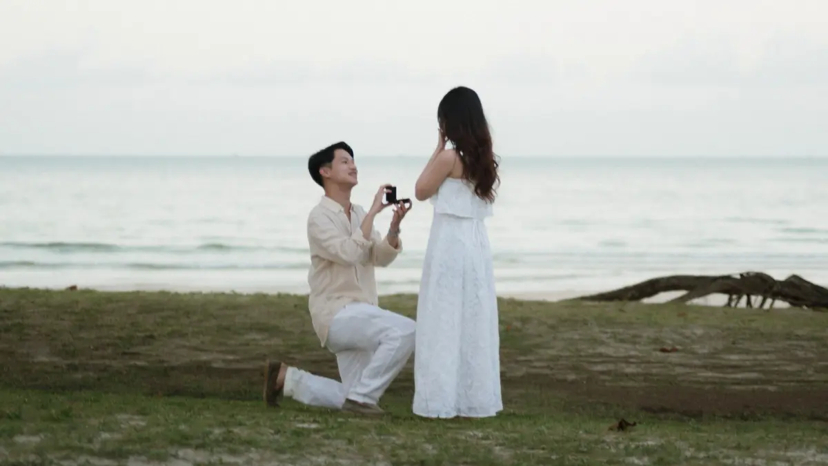 Momen Leonardo Edwin melamar Catharina Benita di tepi pantai. (Instagram/@leo_edw)