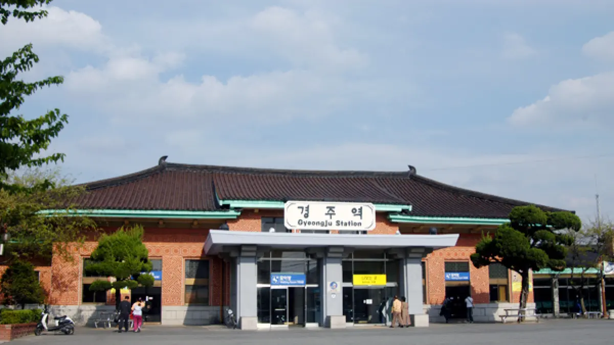 Sebelum Seoul, Gyeongju pernah menjadi pusat Kerajaan Silla selama hampir seribu tahun. Di kota bersejarah ini, Gyeongju Station pernah menjadi salah satu pintu masuk sebelum perannya digantikan stasiun KTX modern.(Pinterest)