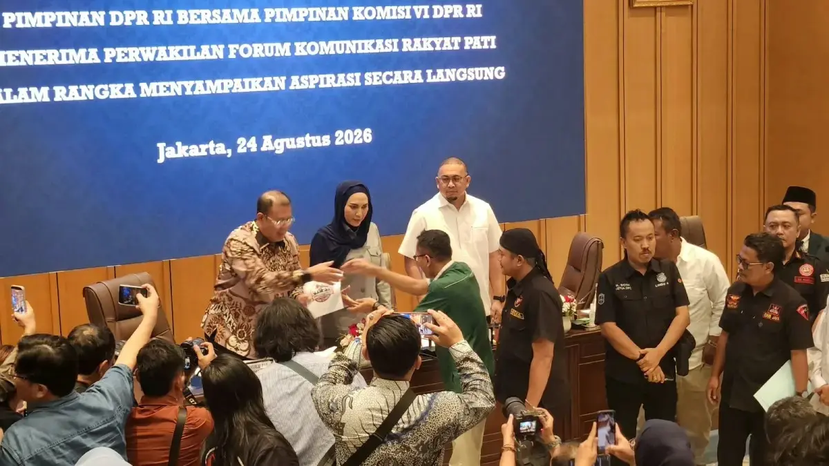 Wakil Ketua DPR RI Cucun Ahmad Syamsurizal dan Sari Yulianti bersama Wakil Ketua Komisi VI DPR RI Andre Rosiade menerima perwakilan Forum Komunikasi Rakyat Pati di Kompleks Parlemen, Senayan, Jakarta, Senin (24/8). (Istimewa)