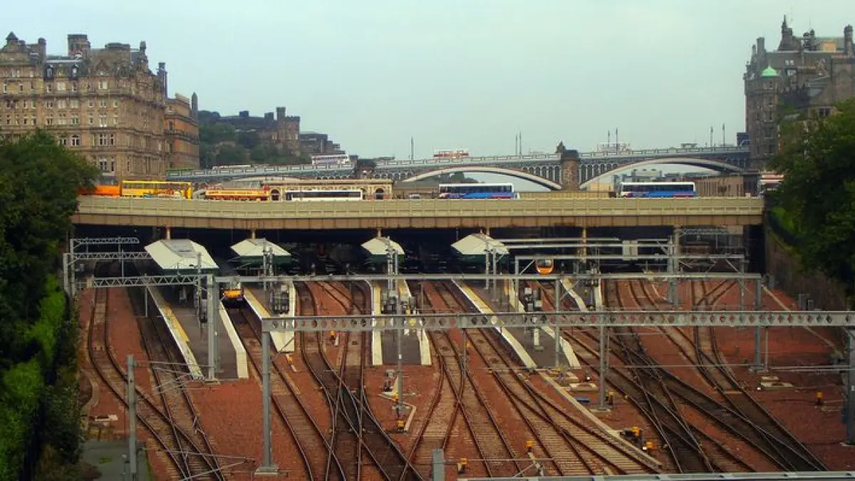 Waverley Station merupakan stasiun utama Edinburgh yang berdiri di lembah antara Old Town dan New Town. Lokasinya yang unik membuat jalur kereta seolah tersembunyi di tengah pusat kota. (Pinterest)
