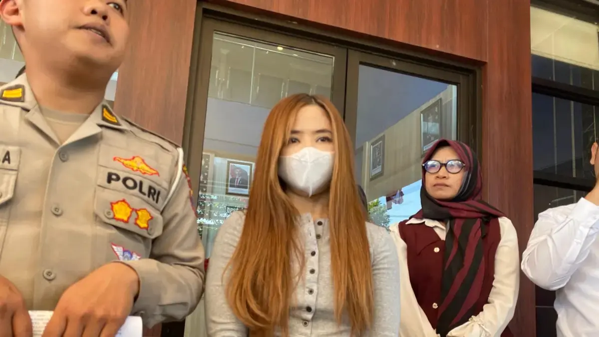 ENR ditetapkan sebagai tersangka dalam insiden kecelakaan maut di Jalan Gubernur Suryo hingga menyebabkan satu orang meninggal dunia. (Ardini Pramitha/JawaPos.com)