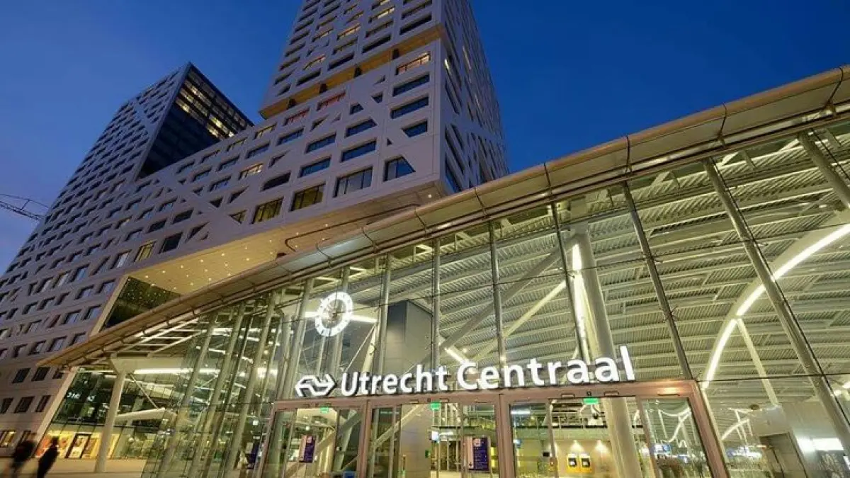 Ini stasiun atau pusat kota, sih? Utrecht Centraal bukan cuma tempat naik-turun kereta. Stasiun ini langsung nyambung dengan pusat perbelanjaan, transportasi umum, dan kawasan pusat Kota Utrecht. (Pinterest)