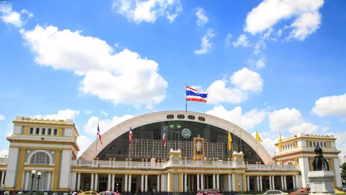 Kalau ngomongin Bangkok, Hua Lamphong mungkin nggak sepopuler tuk-tuk atau Grand Palace. Tapi stasiun yang sudah berdiri sejak 1916 ini punya cerita panjang dalam sejarah perjalanan kereta Thailand. (Pinterest)