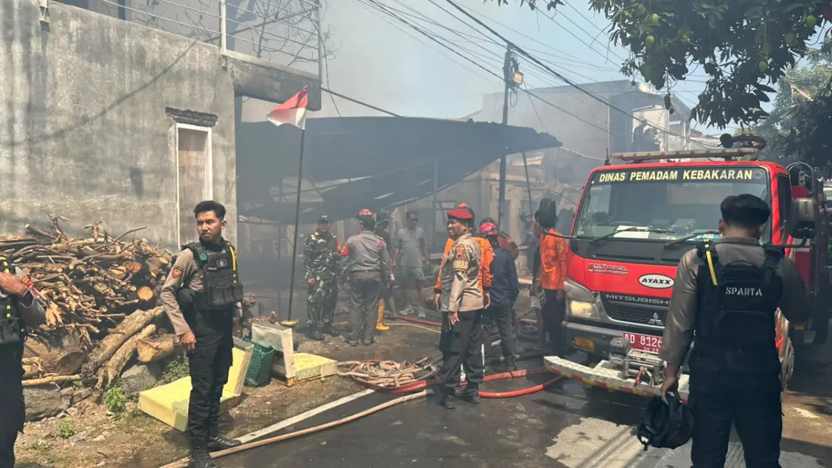 Kebakaran rumah produksi kursi busa di Pajang Solo, ada Selasa (25/8/2026) pagi sekitar pukul 09.00 WIB. 2 anak luka bakar & rugi Rp100 juta. 10 armada damkar dikerahkan. (ANTONIUS C/RADAR SOLO)