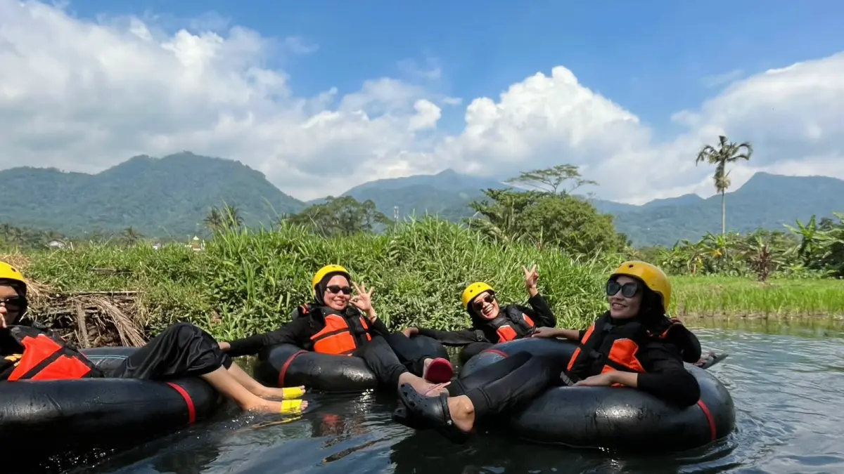 Menyusuri Sungai Muncul, ditemani pemandangan alam.(@elzazahra/TikTok)
