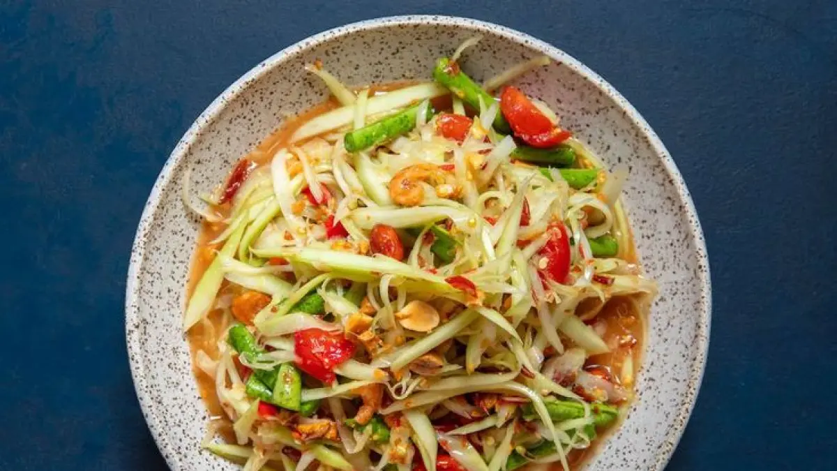 Pepaya muda ternyata bisa jadi makanan ikonik Thailand. Som Tam memadukan rasa pedas, asam, manis, dan asin dalam satu piring. Di balik rasanya yang kuat, ada cerita panjang dari kuliner Isan. (Pinterest)