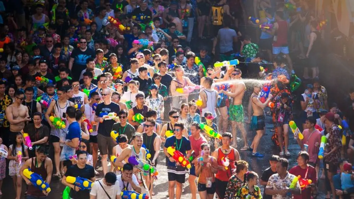 Songkran identik dengan perang air, tapi tradisi Tahun Baru Thailand ini ternyata punya makna yang jauh lebih dalam. Dari penghormatan kepada orang tua hingga kegiatan di kuil, semuanya punya cerita. (Pinterest)