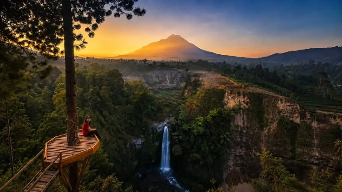 Air Terjun Kedung Kayang dengan latar Gunung Merapi di Kabupaten Magelang.(pinterest)