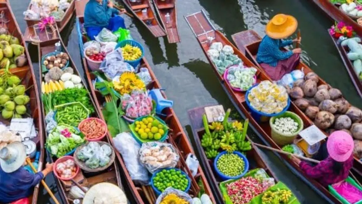 Di Damnoen Saduak, pasar tidak hanya berlangsung di atas tanah. Perahu menjadi lapak, kanal menjadi jalan, dan aktivitas jual beli berlangsung di atas air. (Pinterest)