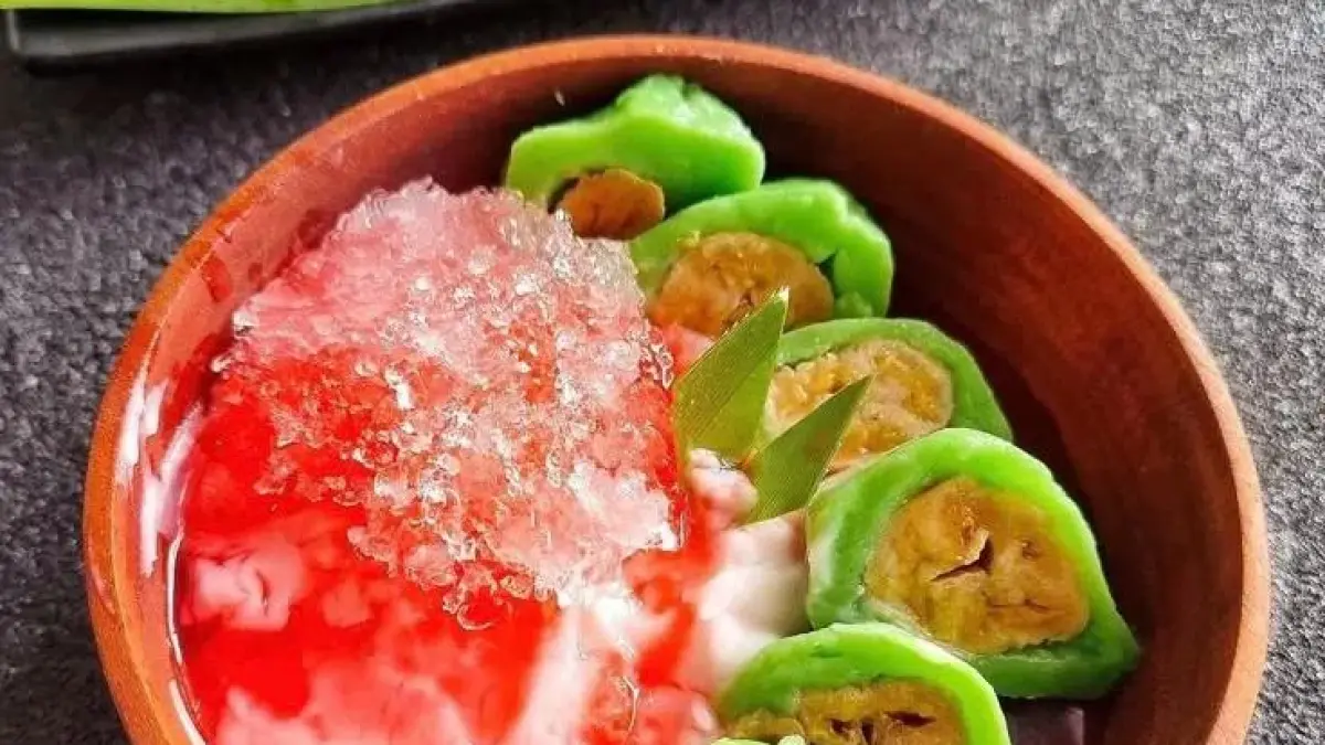 Es pisang ijo, kuliner khas Makassar yang disajikan denga sirup merah dan es. (@pahrisapel/TikTok)